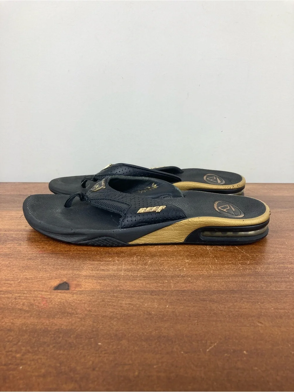 Reef Leather Flip-Flop Sandals Bottle Opener Sole Black Gold Men’s Size 9.